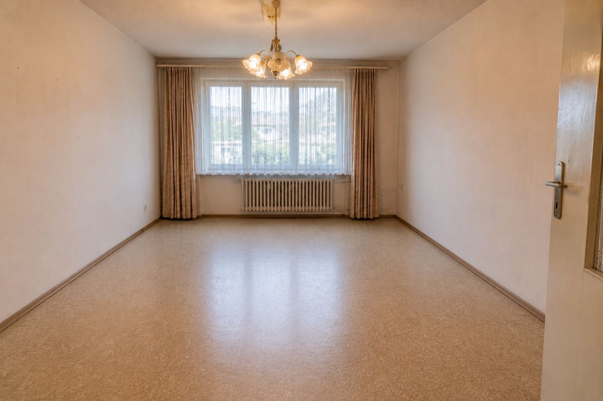 Dasselbe Wohnzimmer nach Entrümpelung & Haushaltsauflösung – besenrein und leer übergeben